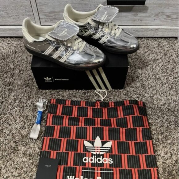 🧐🧐adidas Samba Silver Metallic Women's - Picture 1 of 10